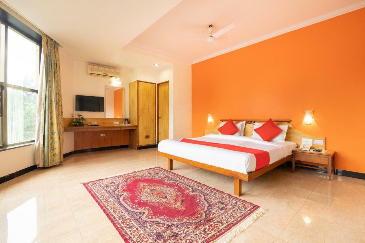 Oyo 44695 Hotel Mango Sawantwadi Exteriör bild