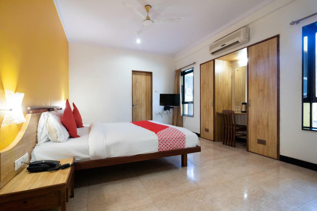 Oyo 44695 Hotel Mango Sawantwadi Exteriör bild