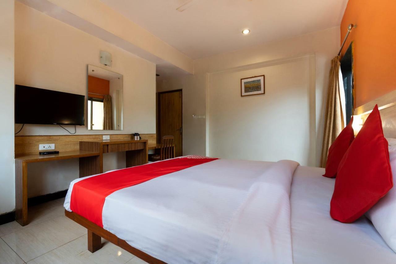 Oyo 44695 Hotel Mango Sawantwadi Exteriör bild
