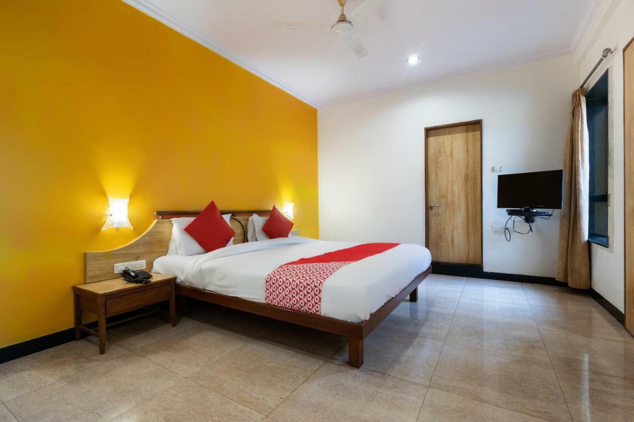 Oyo 44695 Hotel Mango Sawantwadi Exteriör bild