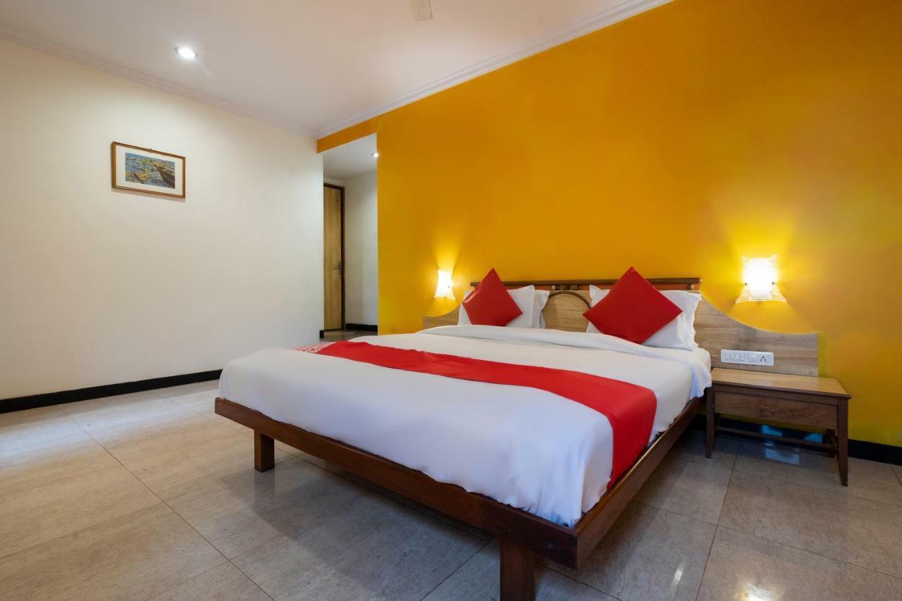 Oyo 44695 Hotel Mango Sawantwadi Exteriör bild